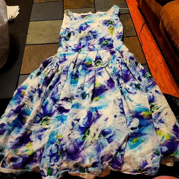 Dresses & Skirts - Lovely fluffy dress